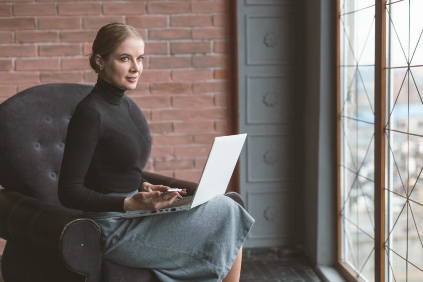 Person arbeitet sicher am Laptop mit Banking-Anwendungen