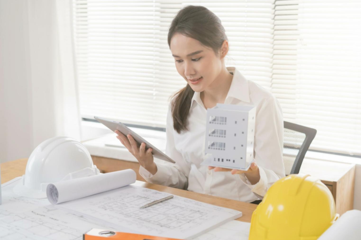 Moderne Arbeitsplätze in einem Schulungsraum mit Computern und Bildschirmen für Banking-Sicherheitstraining